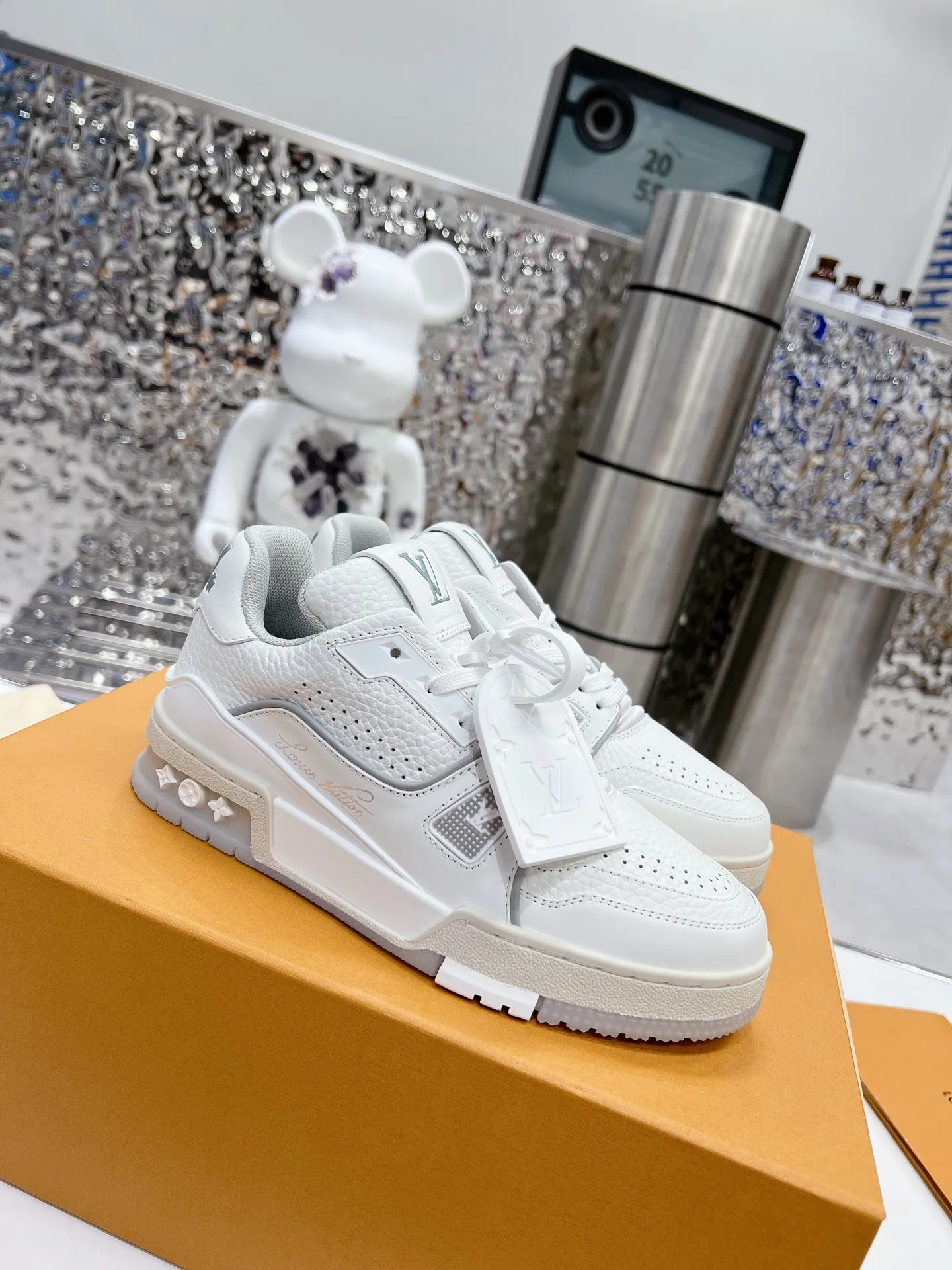 👟👟Ex-factory price 840👟👟 Women's Shoes Factory LV top version 2023 new model Purchasing quality LV~Louis Vuitton Lv TRAINER's best-looking sneakers, Donkey Brand strongly promotes new products, official website limited edition retro basketball sneakers! Both high-cut and low-cut products cost money to purchase an accurate 1:1 replica of the original version. The details are invincible and full of sincerity. The imported and customized original cowhide leather is the same as the original version. The details are 100% restored. The private model customizes the original one-piece T👟👟 ex-factory price U outsole. It is different from other brands. Without the original version, this effect cannot be achieved!    Men's and women's models 35-40 39-45 (45 and 46 are customized and cannot be returned or exchanged)